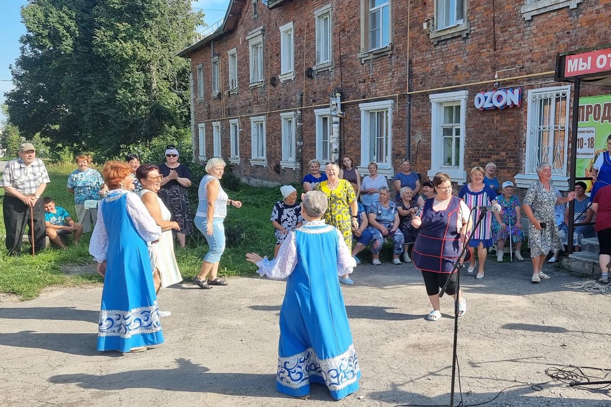 В поселке Новая Черепеть прошла концертная программа «Хорошее настроение»