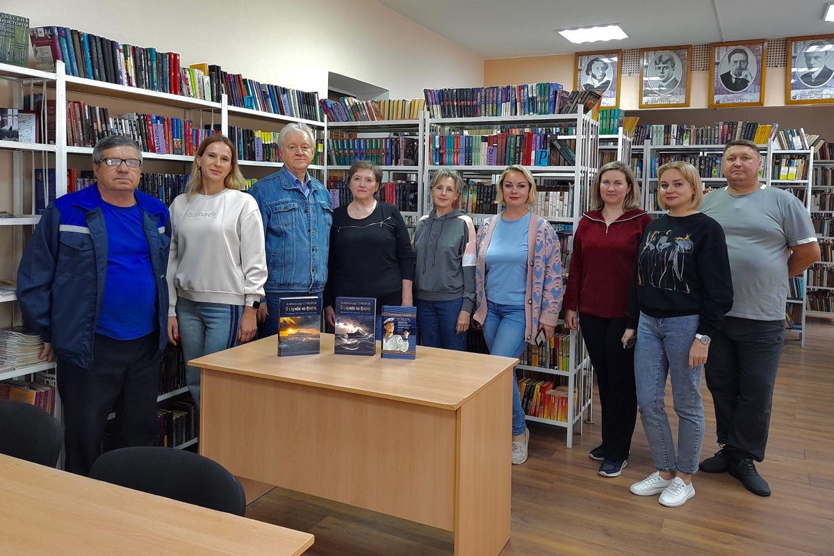 Александр Суворов передал свои книги суворовской районной библиотеке