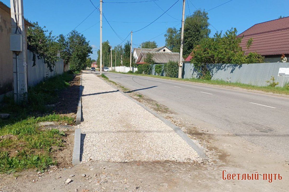 В Суворове на ул. Матросова восстанавливают тротуар