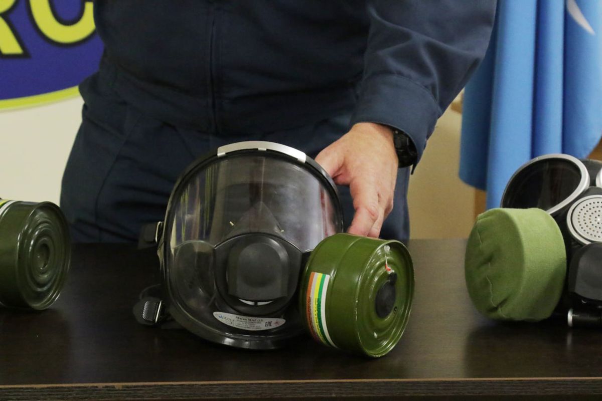Взять противогаз и собрать «тревожный чемоданчик»: журналистам рассказали о том, как действовать в случае химической опасности