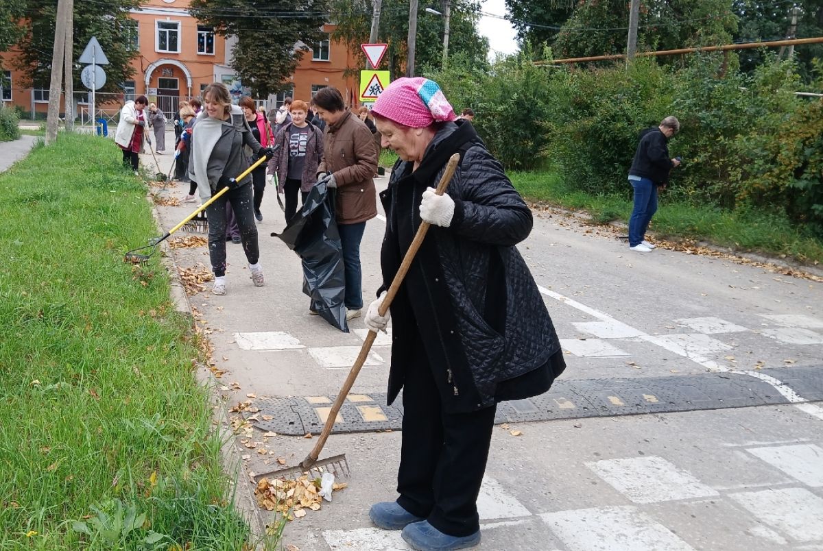 В Суворовском районе прошёл осенний субботник