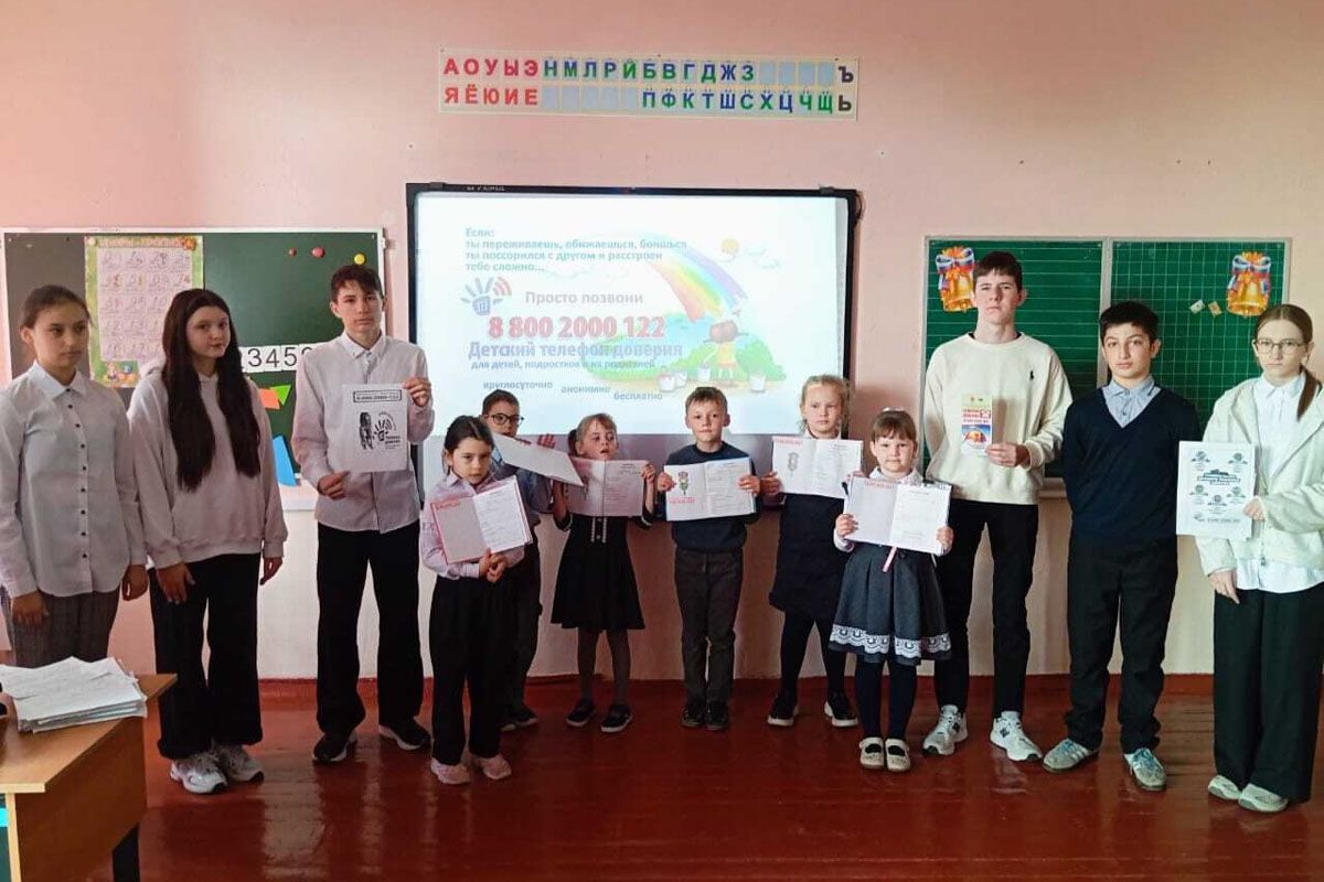 В школах Суворовского района продолжается акция «Телефон доверия в каждом дневнике»