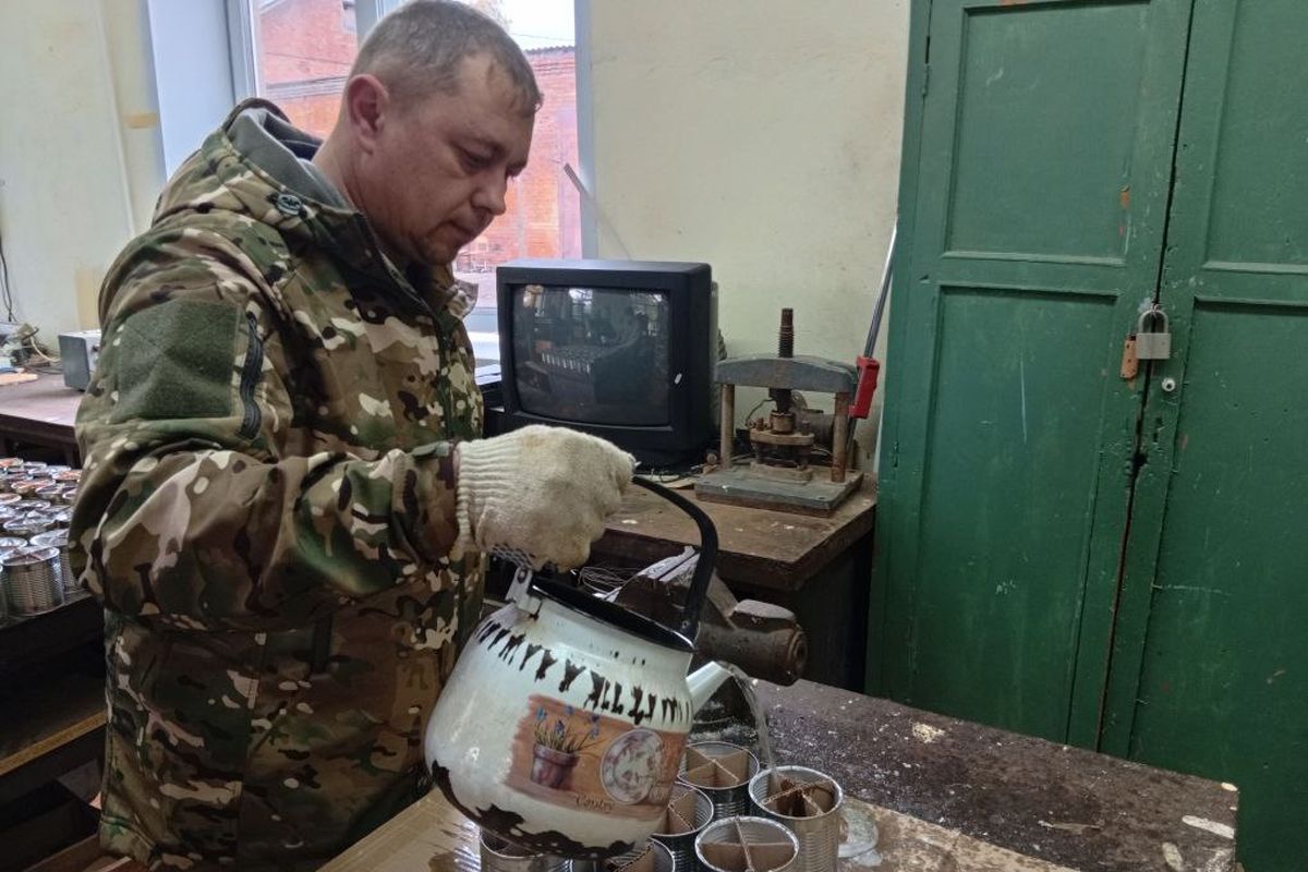 Для школьников провели мастер-класс по изготовлению окопных свечей