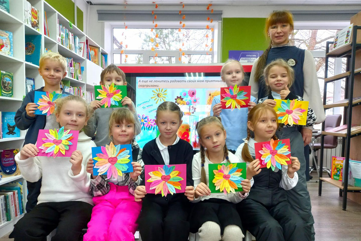 В Черепетской библиотеке прошел час творчества «Рукотворное тепло»