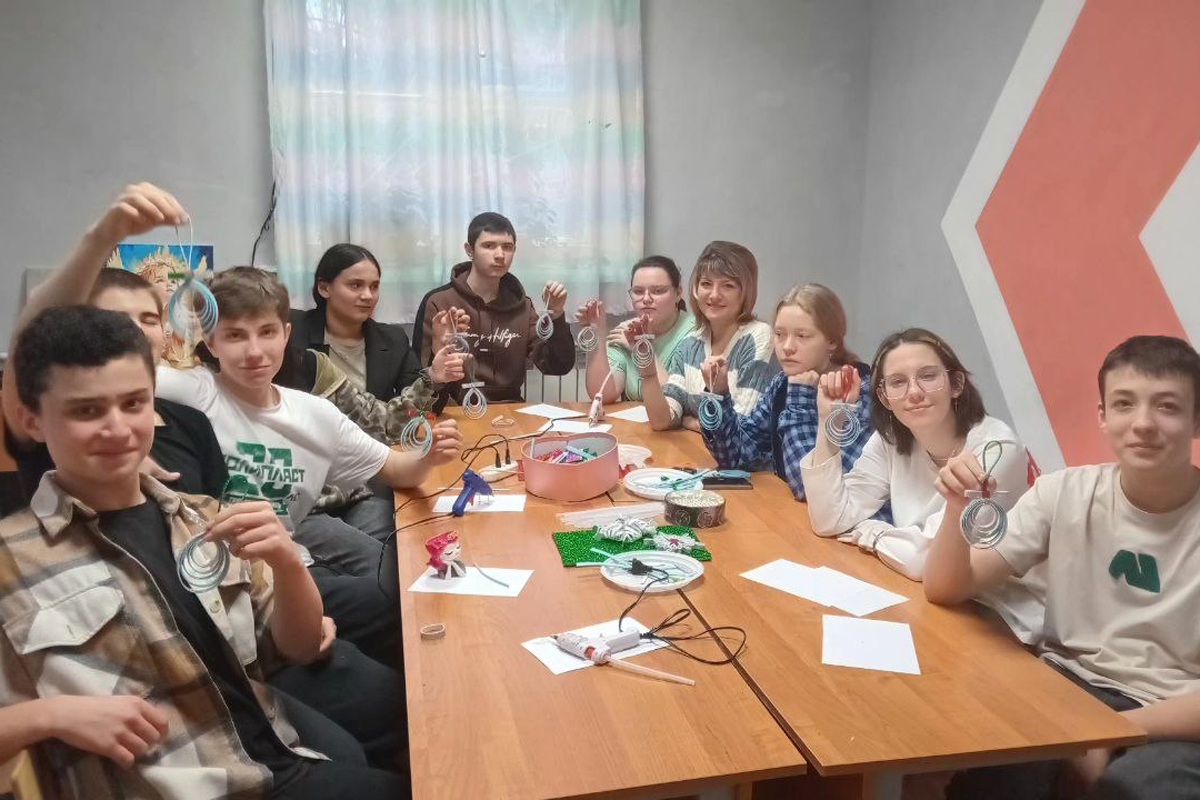 Суворовские волонтеры сделали новогодние игрушки на елку