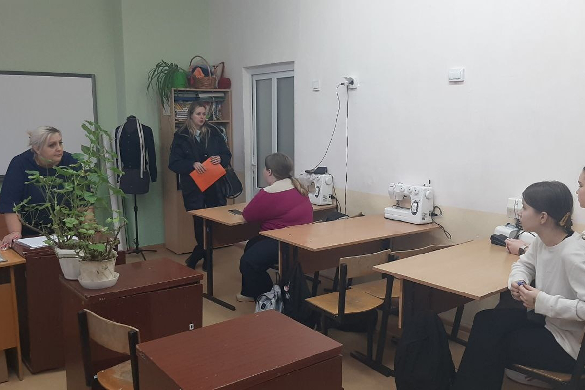 В суворовской школе сотрудник полиции провел профилактическую беседу