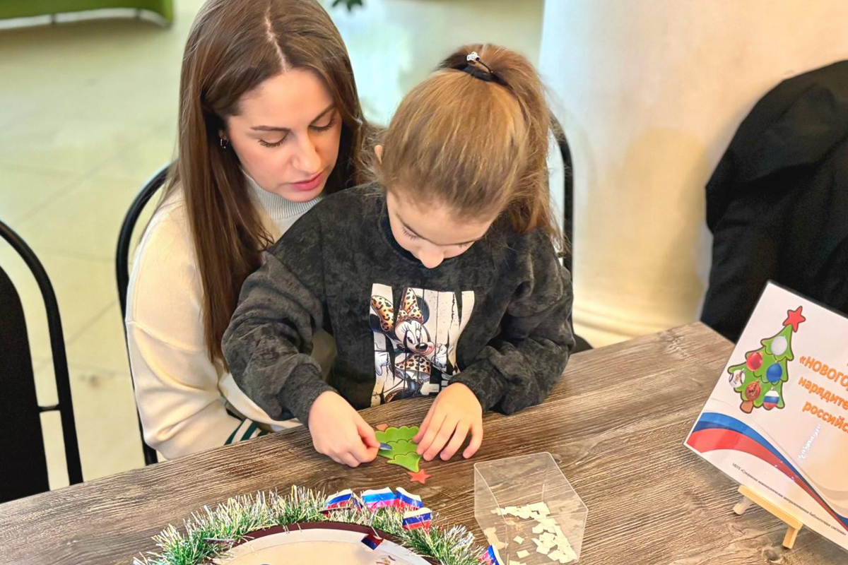 Суворовская библиотека провела мастер-класс «Новогодний триколор»