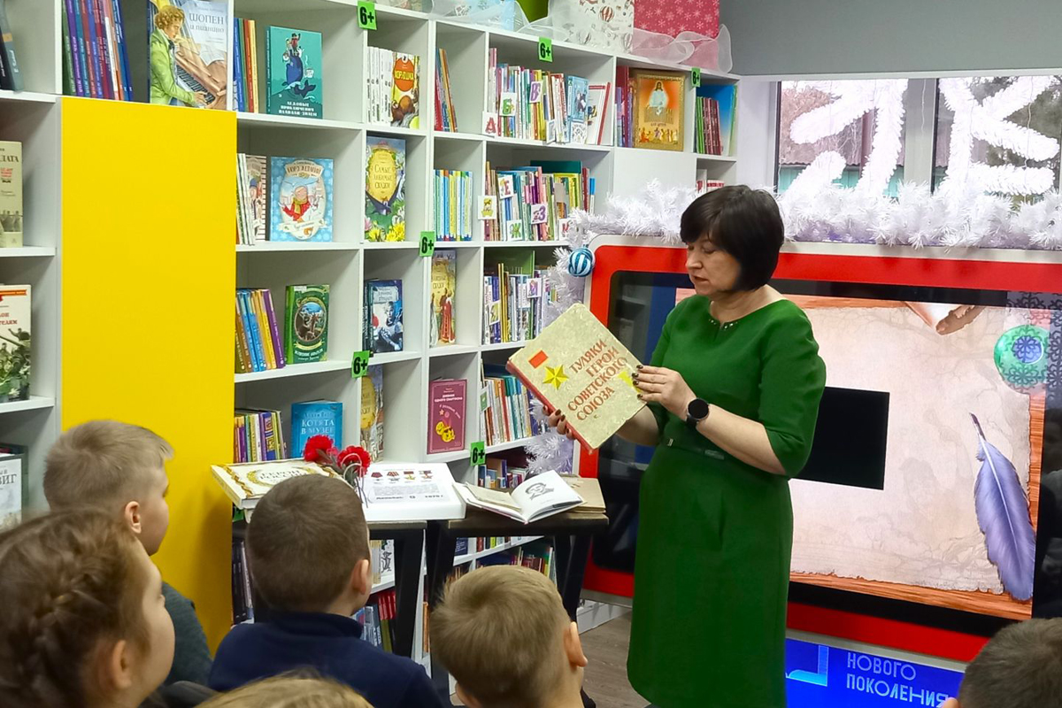 В Черепетской библиотеке прошел час памяти «Золотые звёзды земляков» В Черепетской библиотеке прошел час памяти «Золотые звёзды земляков»