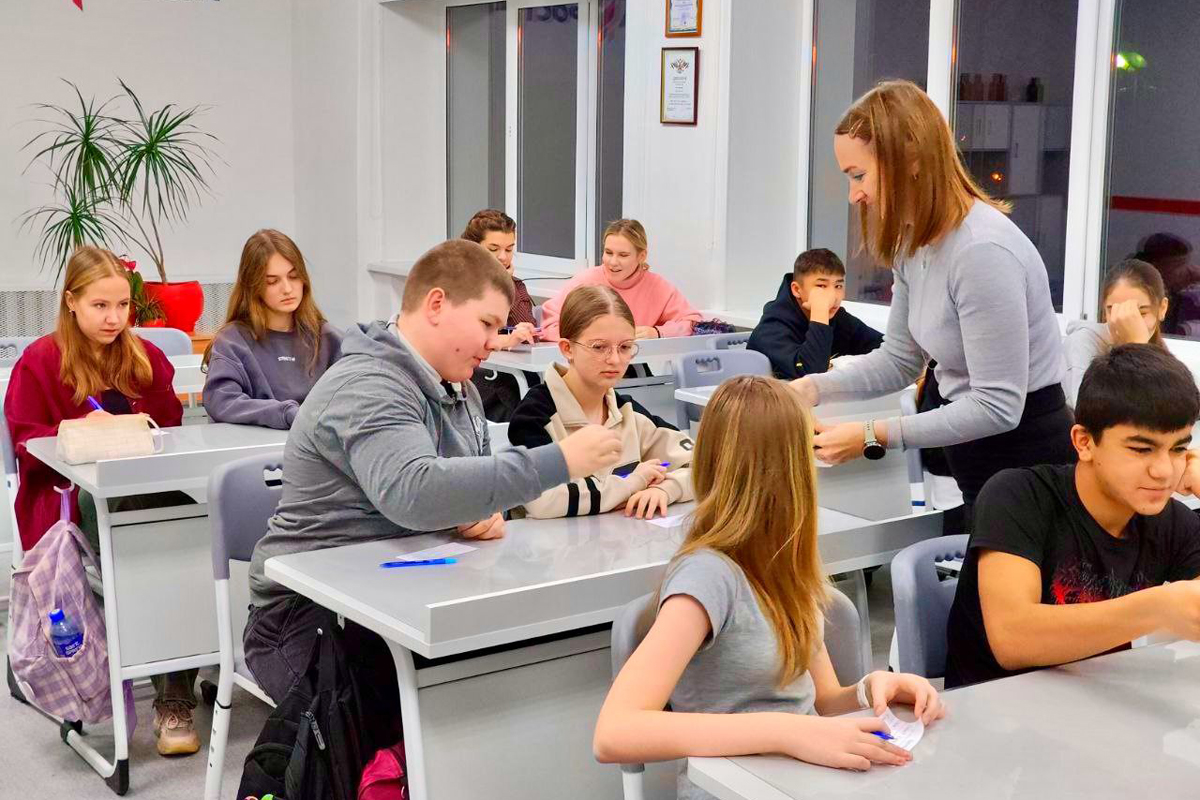 Суворовская библиотека провела мероприятие ко Дню Конституции «От слов к делу» Суворовская библиотека провела мероприятие ко Дню Конституции «От слов к делу»