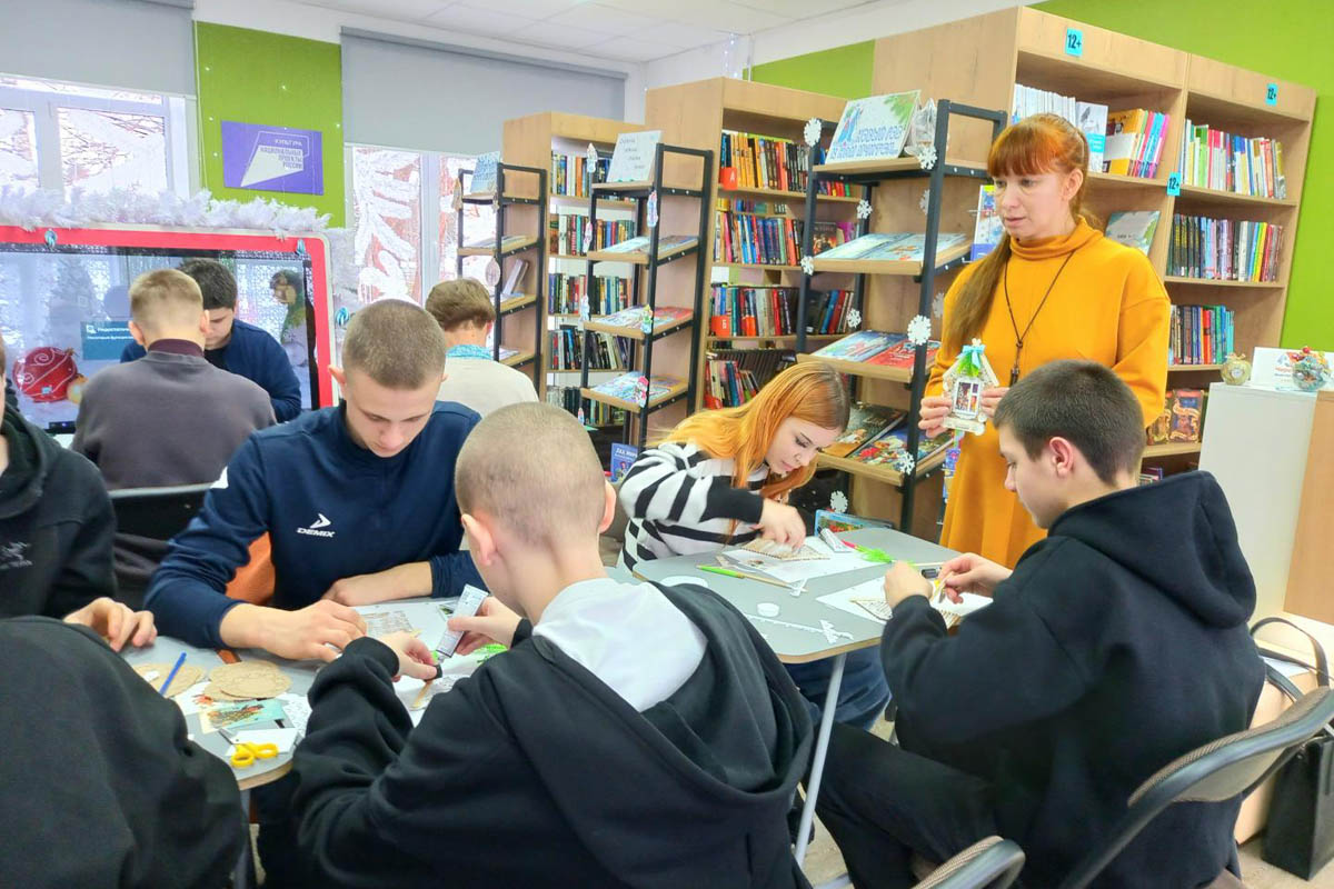 В Черепетской библиотеке прошла творческая лаборатория «Новогодний сувенир»
