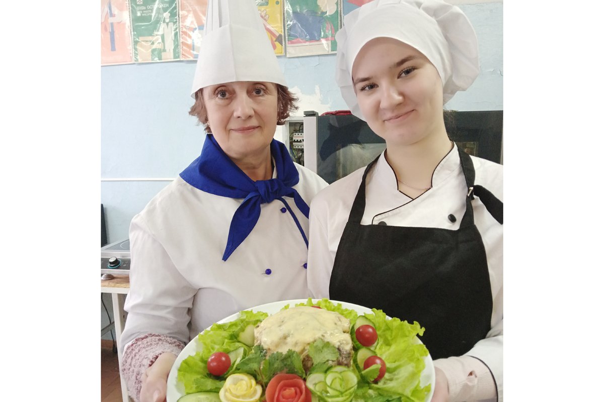 Суворовские повара делятся рецептами новогодних блюд: Свинина с куриным филе, фаршированная грибами и сыром