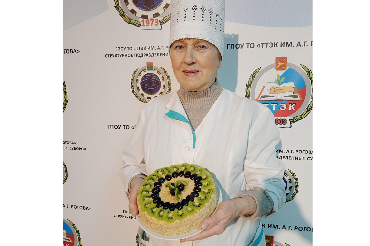 Суворовские повара делятся рецептами новогодних блюд: Медовик со сметанным кремом