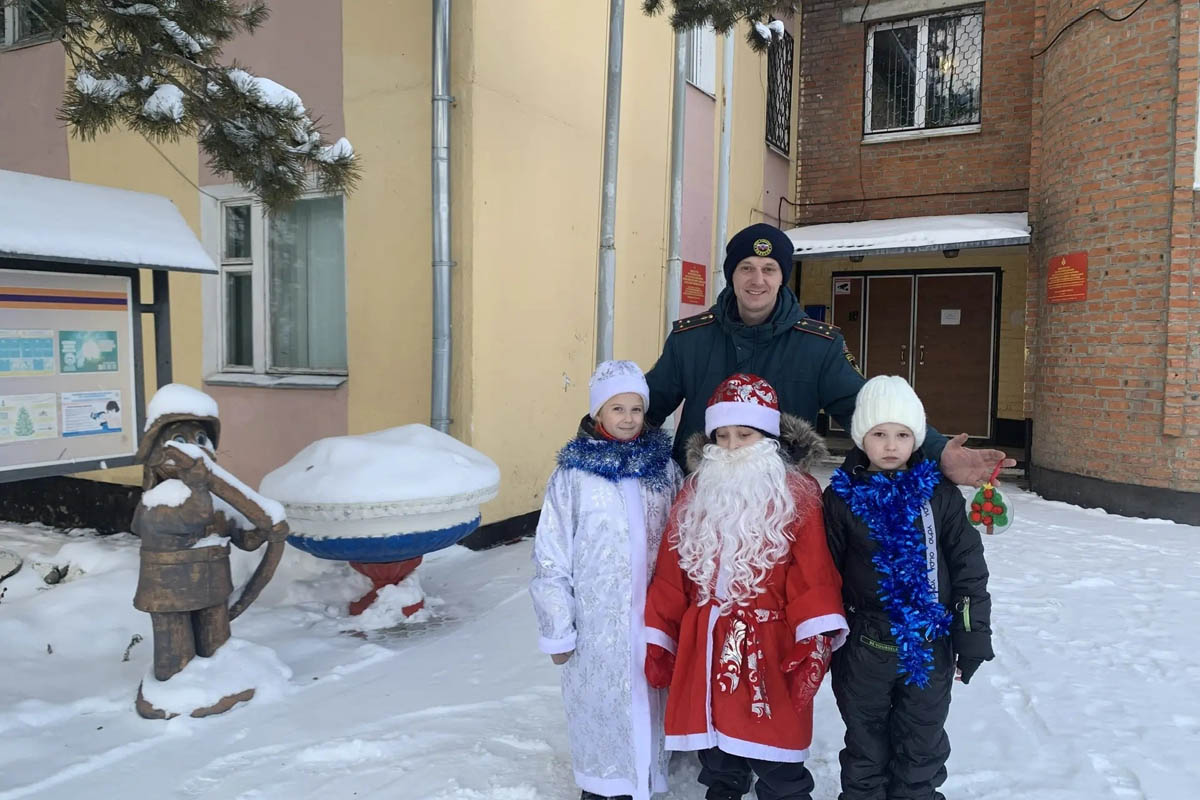 Суворовские школьники поздравили тех, кто заботился о нас новогодние праздники