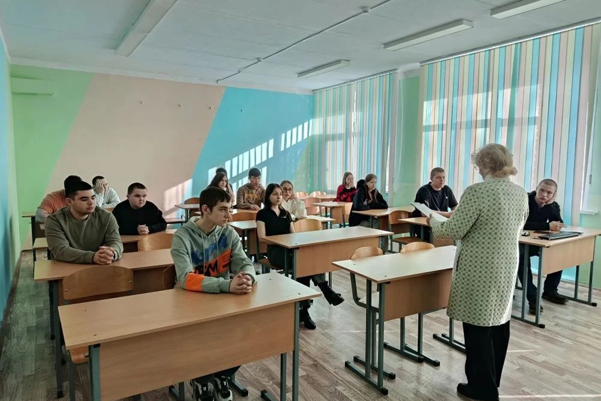 Суворовские студенты узнали о Дне поэзии