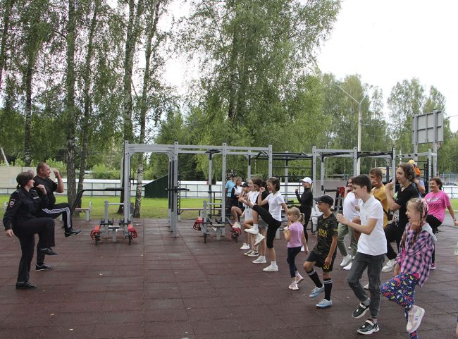 В Суворове сотрудники МДВ провели зарядку с детьми и молодёжью