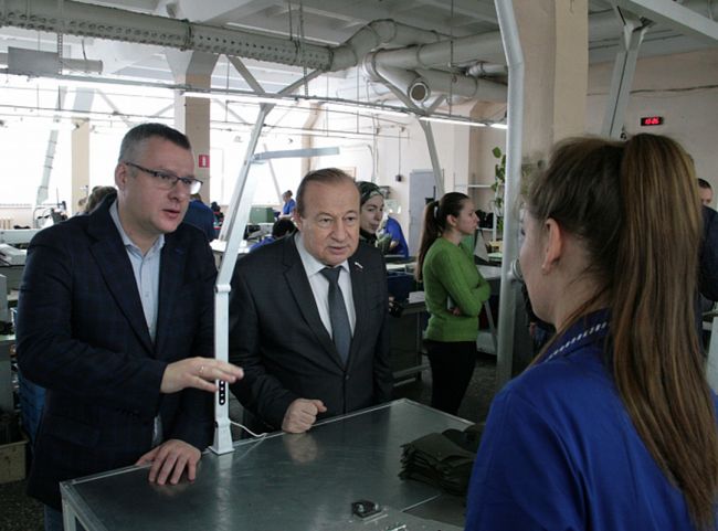 На донской фабрике выпускают обувь для участников СВО