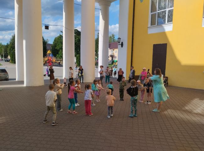 На дворцовой площади прошла музыкальная зарядка для детей На дворцовой площади прошла музыкальная зарядка для детей