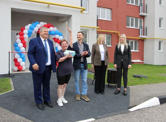 В Суворовском районе жителям аварийных домов вручили ключи от новых квартир