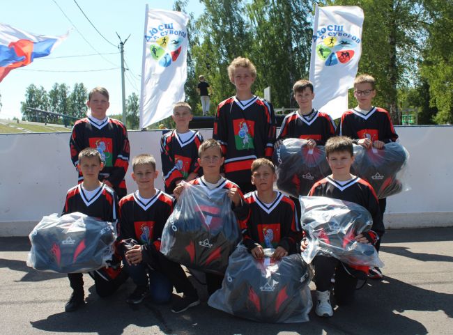 Суворовской команде «Энергия» вручили хоккейную экипировку