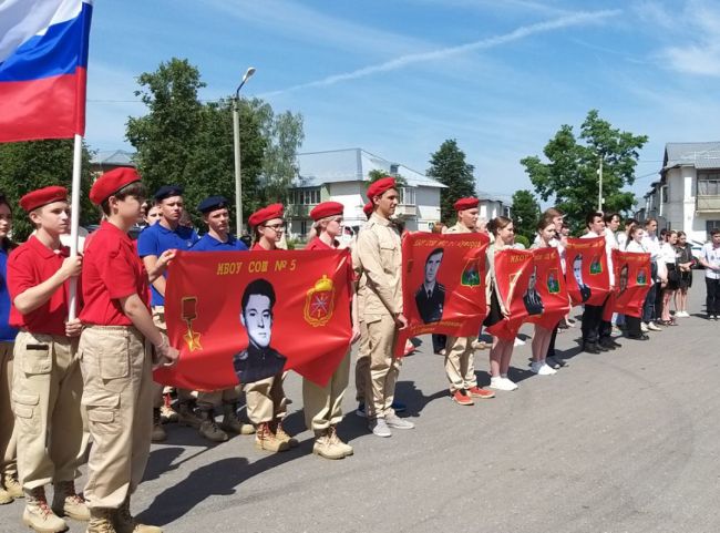 В Суворове прошла церемония вручения именных флагов образовательным учреждениям