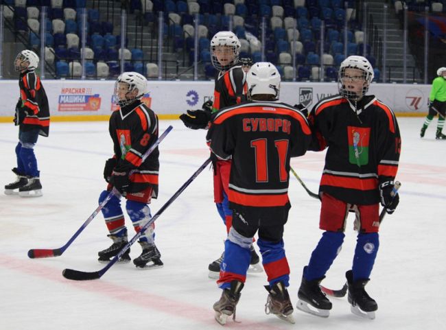 Суворовские хоккеисты приняли участие в торжественной церемонии открытия этапа соревнований «Золотая шайба»