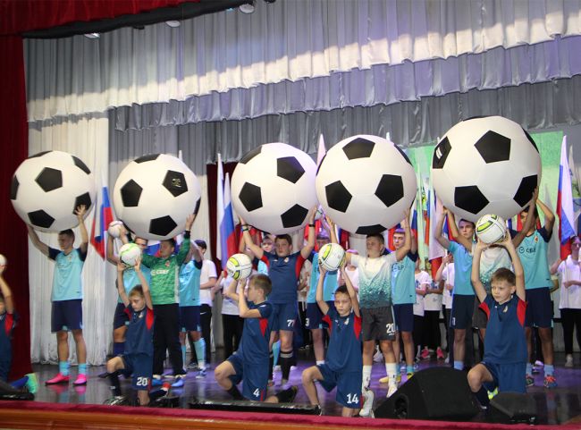 «Верим в Россию, любим футбол!»: в Суворове прошло торжественное мероприятие по итогам футбольного сезона 2023 года