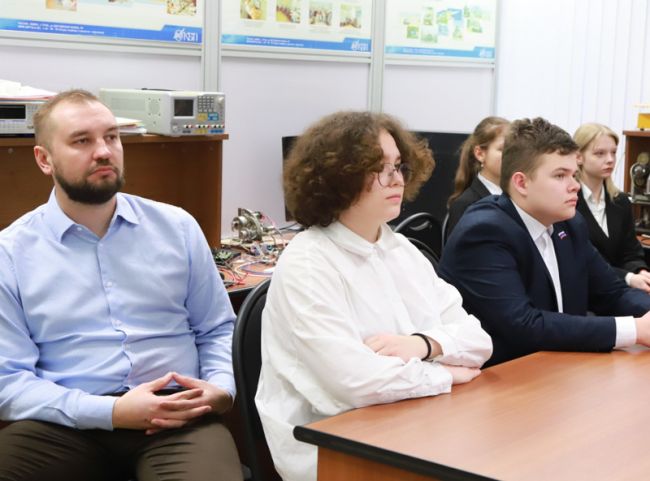 Никита Бурвиков, молодогвардейцы и школьники познакомились с моделями БПЛА в ТулГУ
