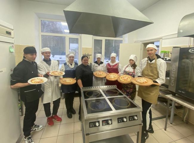 Суворовские студенты приняли участие в мастер-классе по приготовлению пиццы