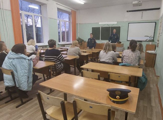 В День гражданской обороны сотрудники МЧС Суворовского района провели беседу с родителями старшеклассников