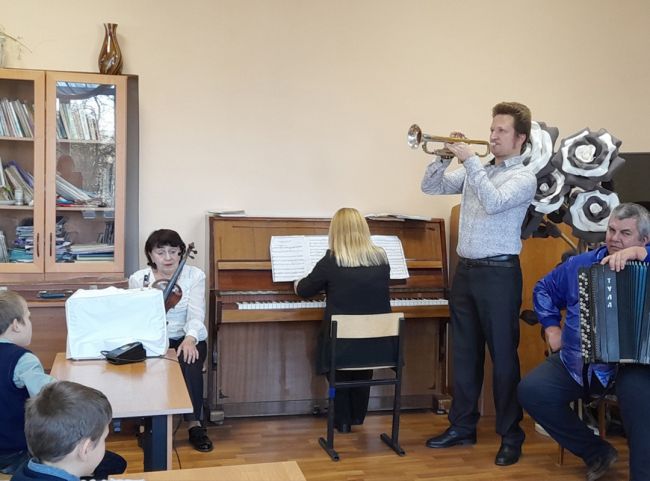 Суворовских детей учат любить музыку на занятиях по эстетическому развитию