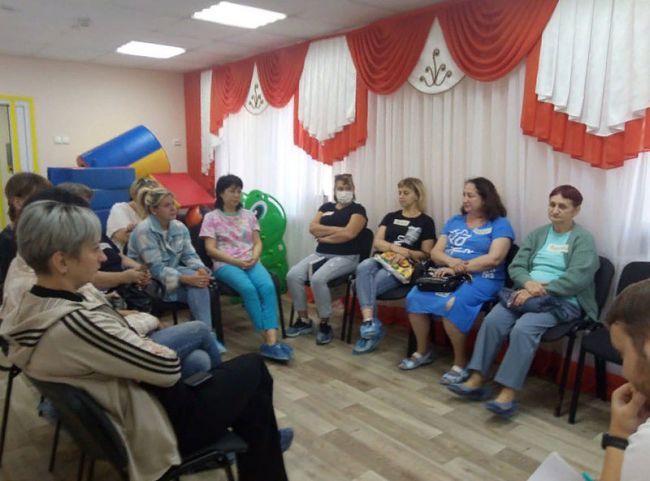 В Суворовском районе осуществляется программа поддерживающего обучения замещающих семей «Я+Ты»