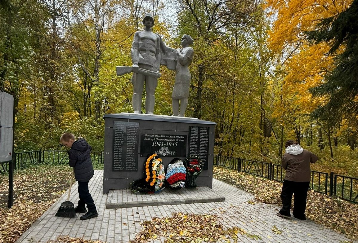 Красногвардейские школьники убрали территорию памятника воинам Великой Отечественной войны