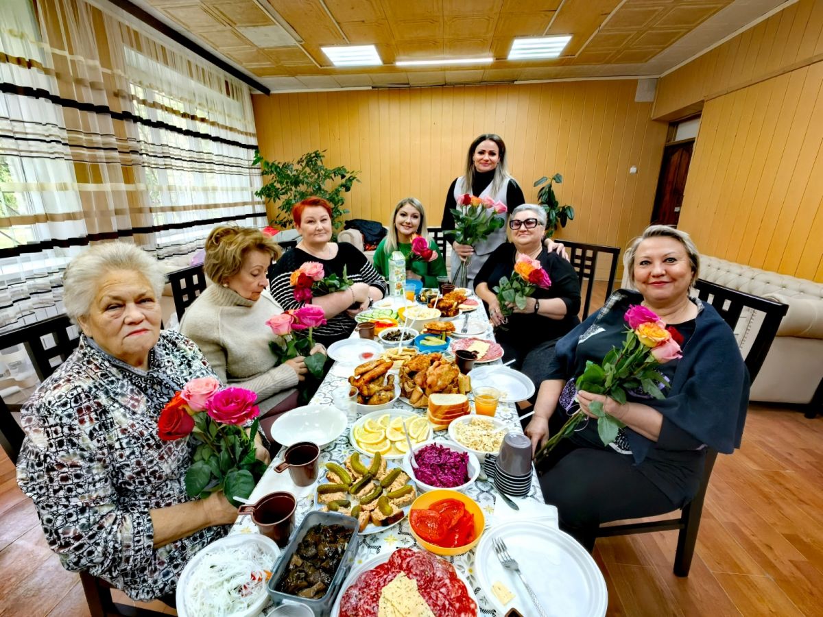 Певицы теплинского хора собрались на праздник в честь людей старшего возраста Певицы теплинского хора собрались на праздник в честь людей старшего возраста