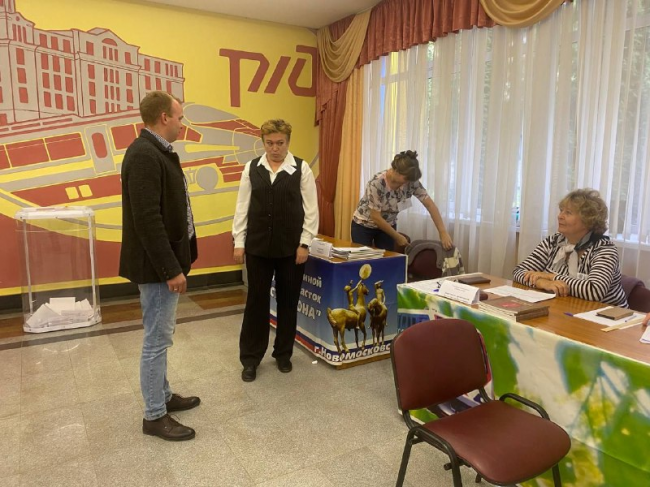 Именной избирательный участок «Исток Дона» в Новомосковске посетил эксперт независимого мониторинга