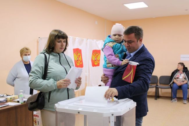 Глава администрации района Роман Попов пришел на избирательный участок с семьей