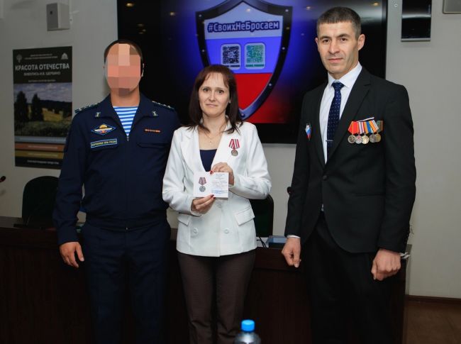 Юлии Горшковой вручили медаль за помощь бойцам СВО
