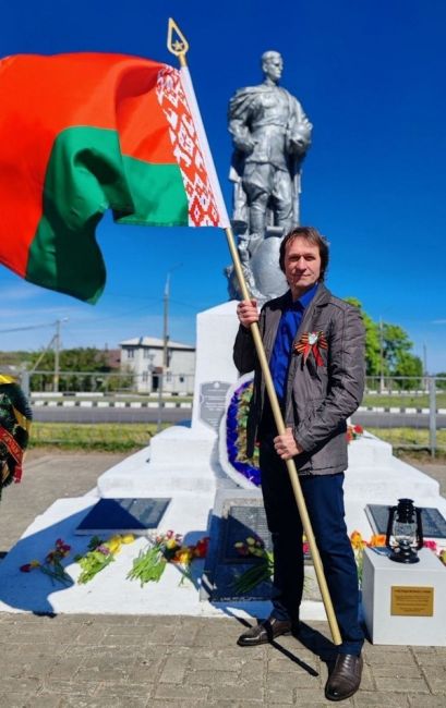 В День Победы в белорусском городке несли цветы к памятнику теплоогаревского героя
