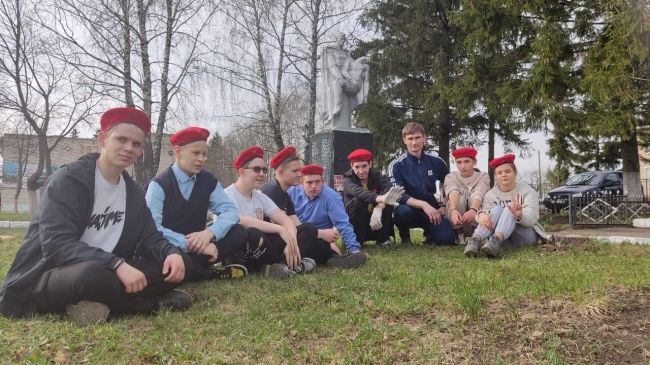 Алексеевские школьники держат шефство над памятником погибшим воинам
