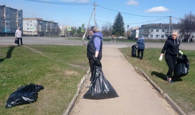 Вдоль улицы Советской женский трудовой десант сегодня убрал мусор