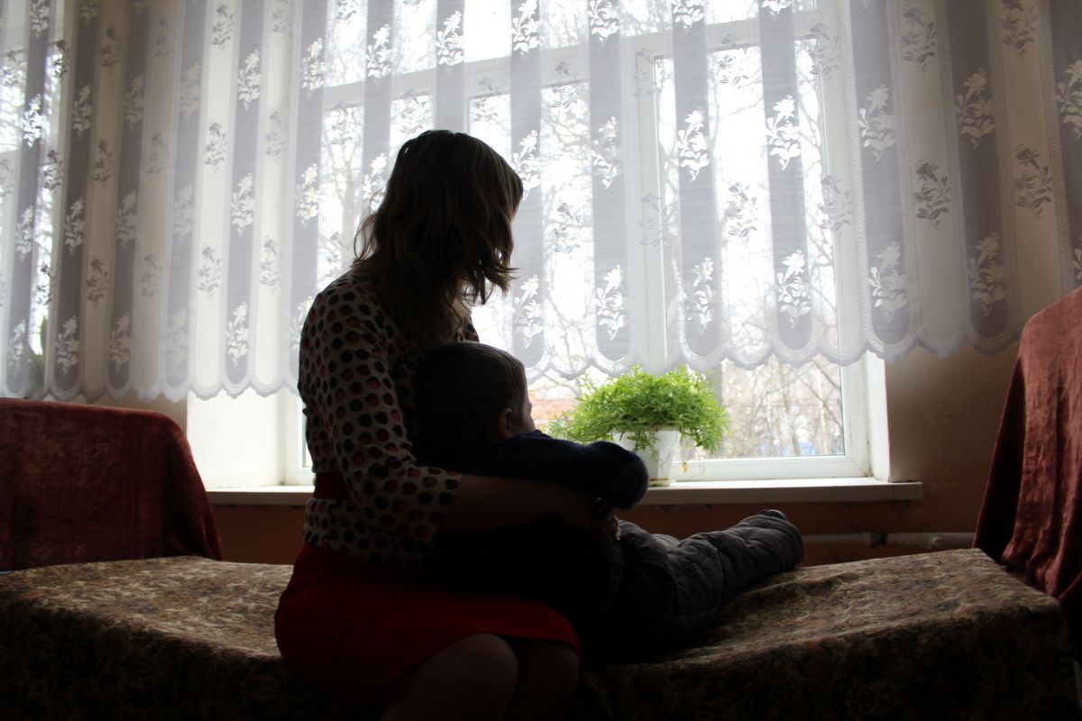 208 приемных родителей получили выплаты на детей