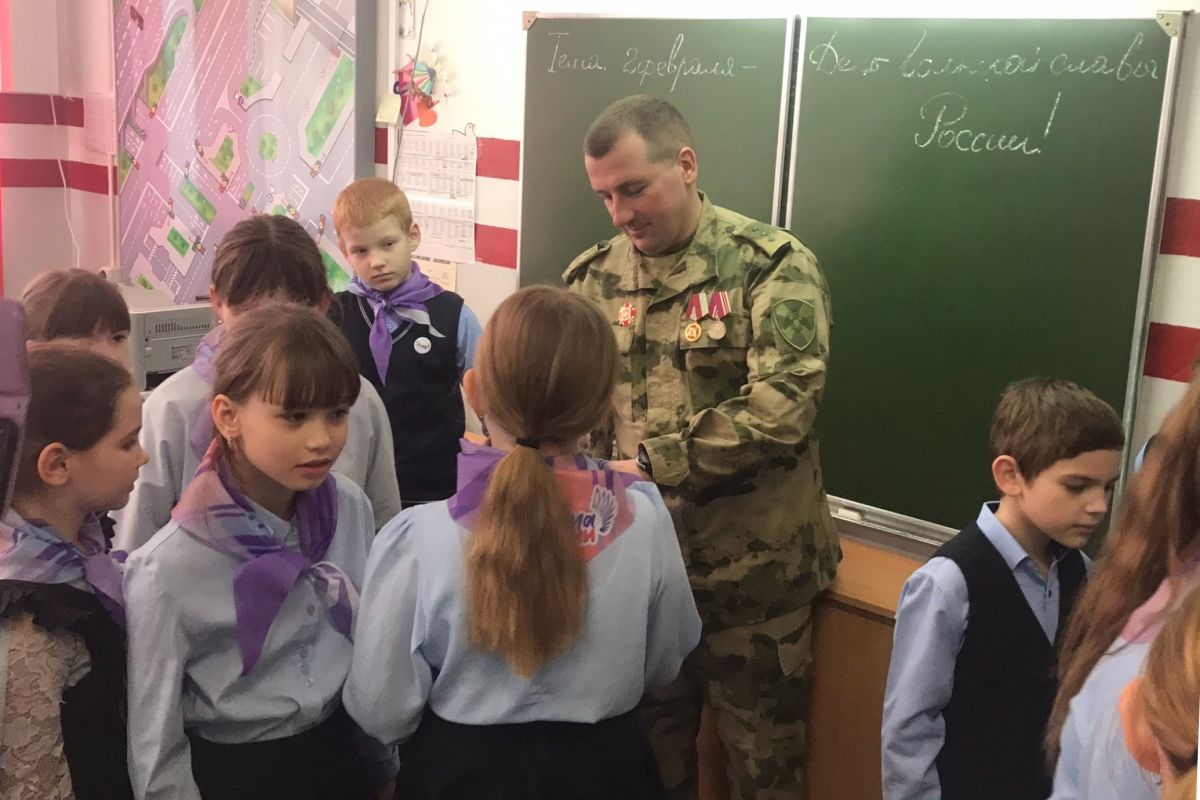 Боец СВО навестил родную Алексеевскую школу