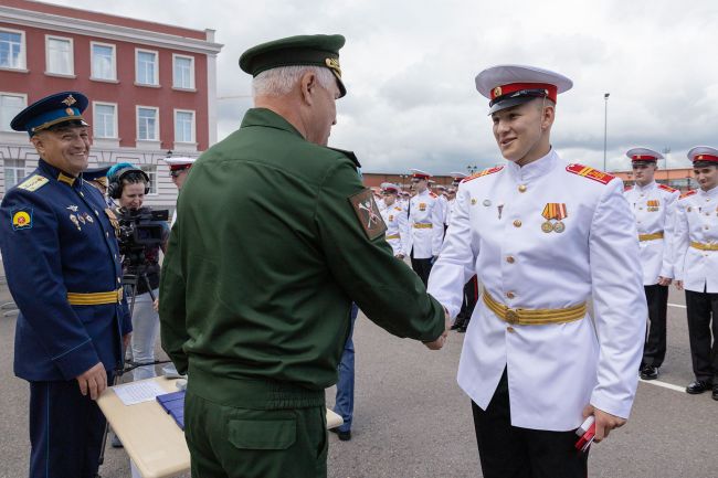 Выпускникам Тульского суворовского военного училища вручили аттестаты