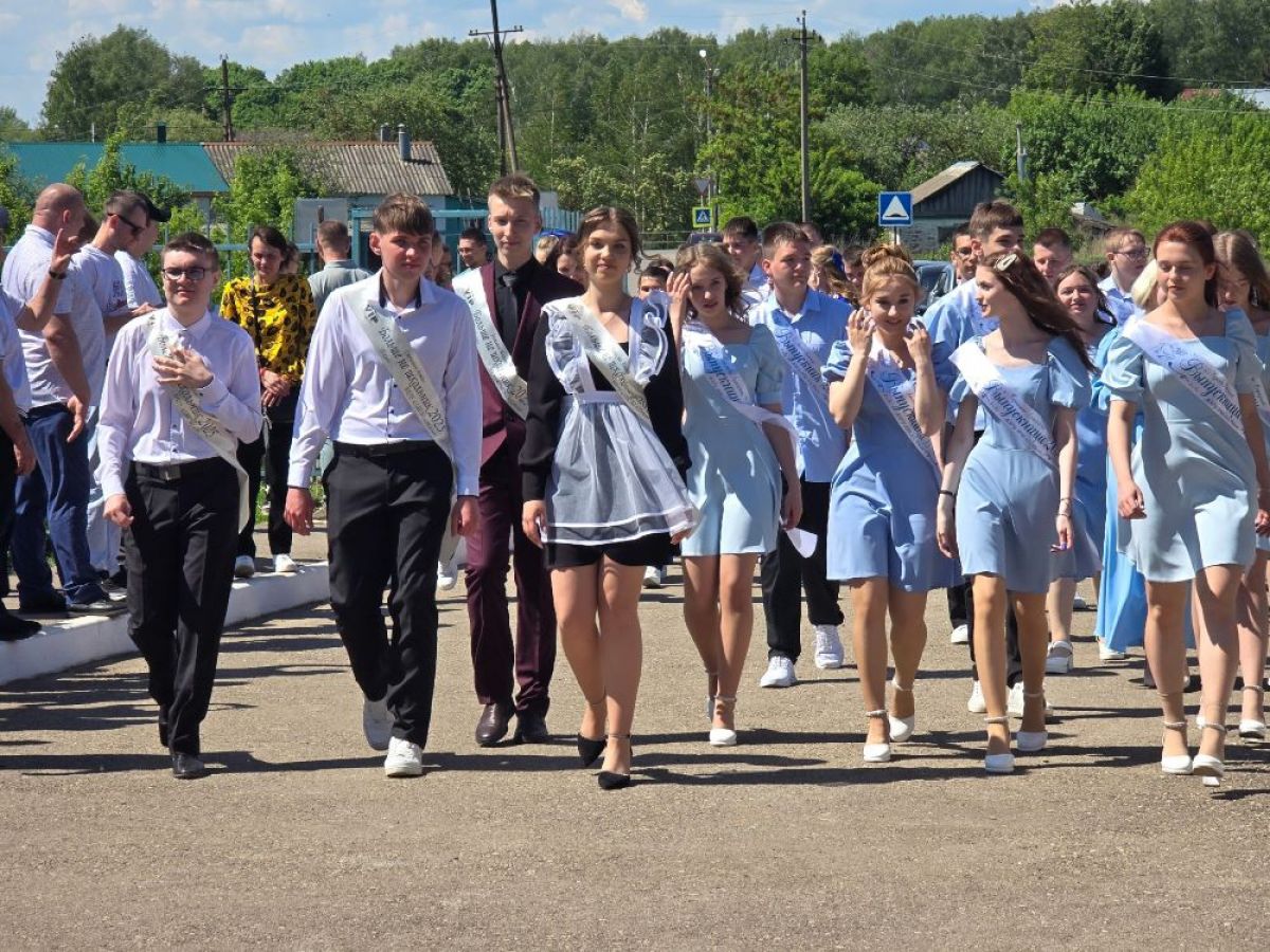 В школах района прозвучали последние звонки В школах района прозвучали последние звонки