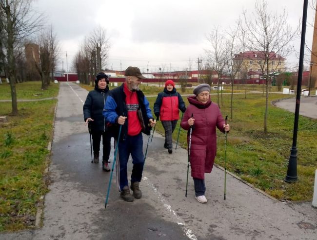 Теплинские пенсионеры не расстаются с палками для ходьбы