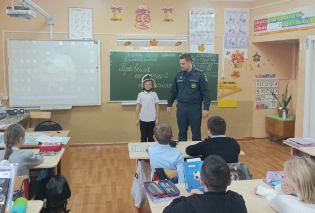 Ученики первой школы примерили шлем пожарного Ученики первой школы примерили шлем пожарного