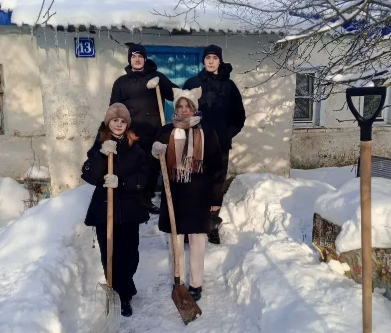 Снежный десант: волонтеры прочистили дорожку к дому ветерана педагогического труда Анны Дмитриевны Чуйковой