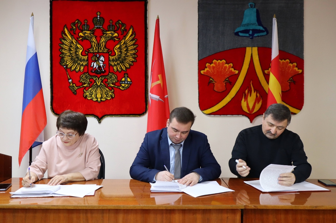 В районе подписали трехстороннее соглашение по трудовым отношениям