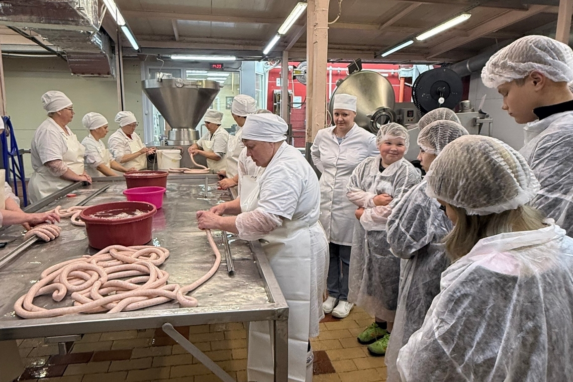 Красногвардейские школьники увидели работу мясокомбината