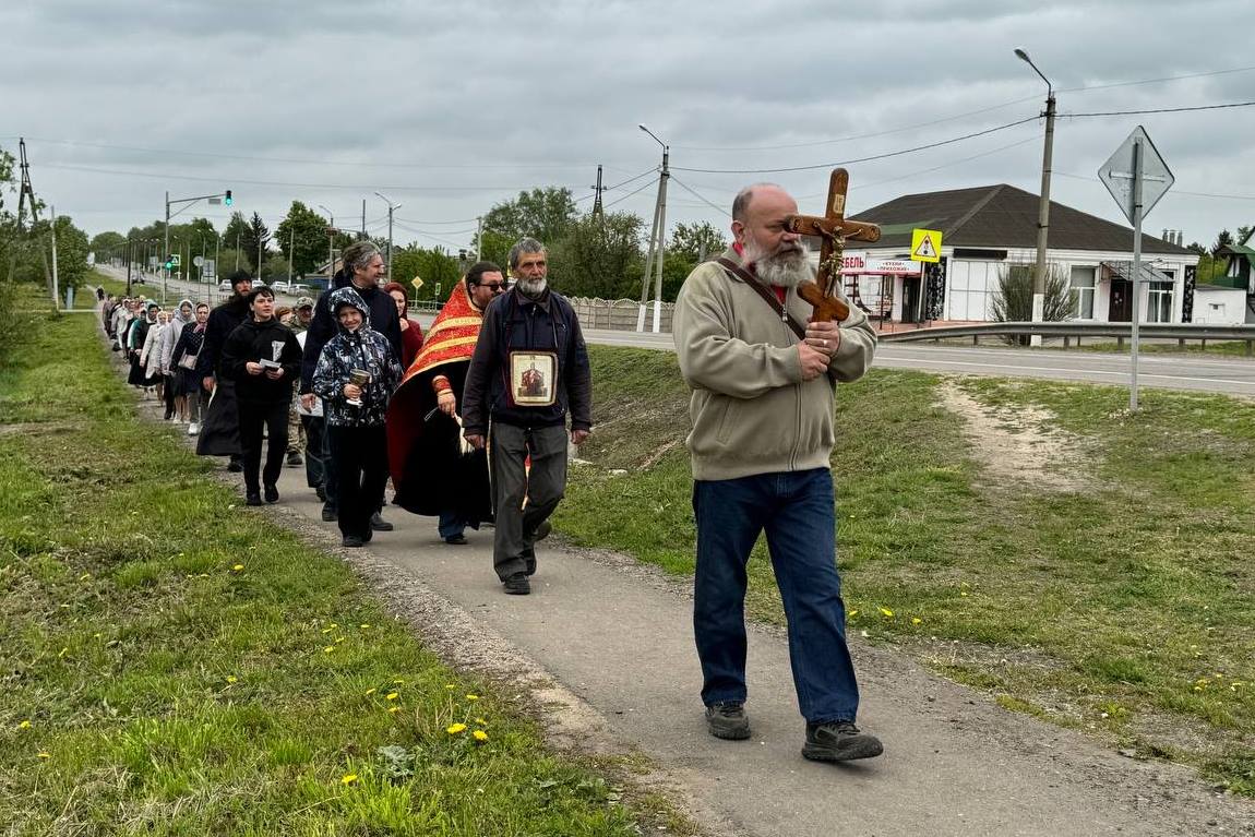 Верующие прошли по Теплому крестным ходом с молитвой о восстановлении мира