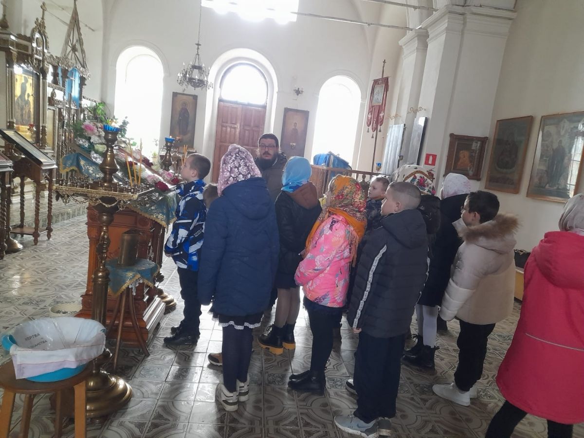 В гости к Богу: школьники побывали на экскурсии в Свято-Иверском храме В гости к Богу: школьники побывали на экскурсии в Свято-Иверском храме